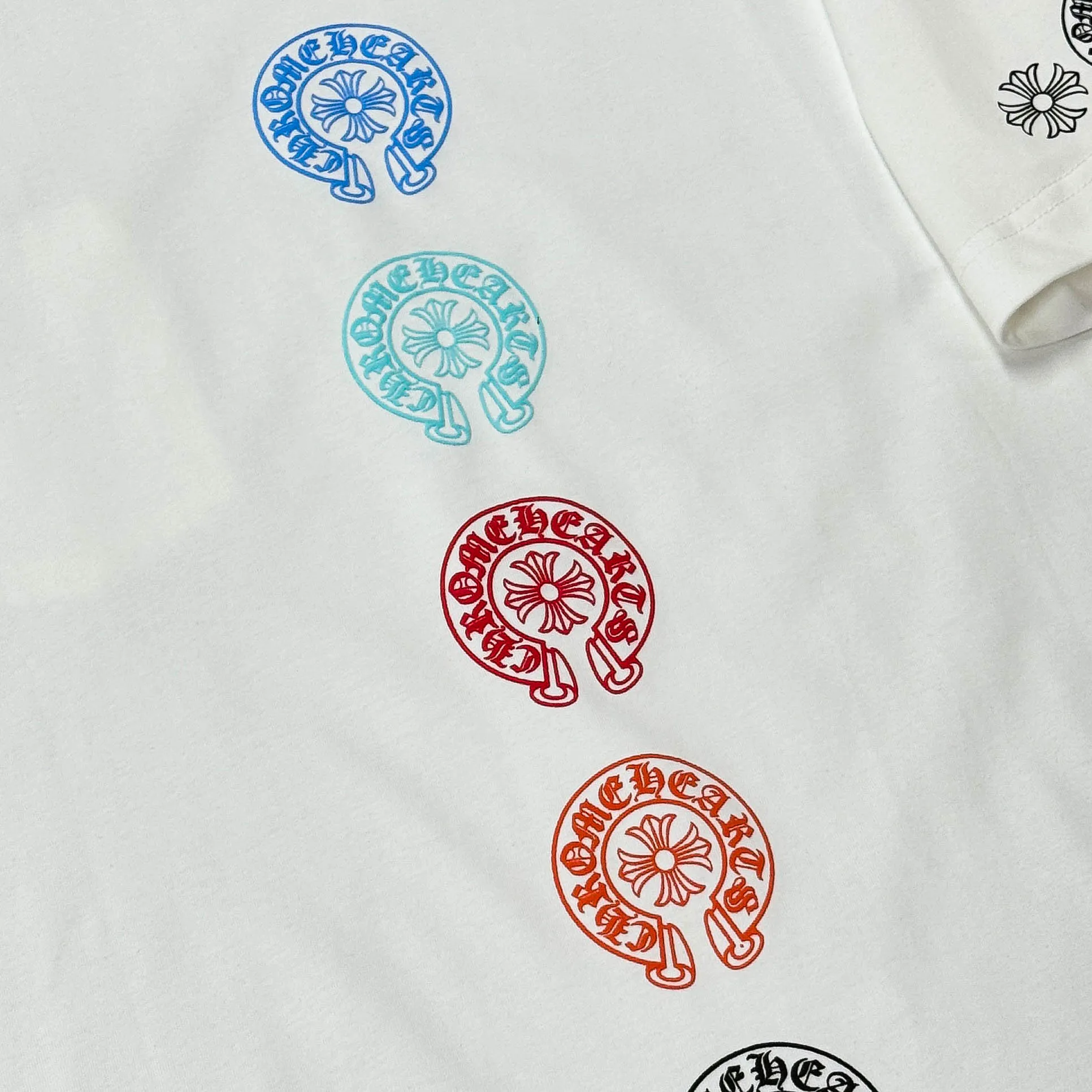 P180 Chrome Hearts Chrome Hearts 25 high version. The fabric is made of 300 grams of high-density cotton. It does not deform or shrink. It has three labels. It is the same style for men and women. Technology: Digital printing. Color: White. Black. SIZE: S-XL.